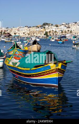 Traditionelle, bunte Fischerboote im Hafen von Marsaxlokk, Malta Stockfoto