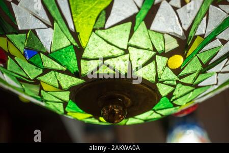 Nahaufnahme der grünen Mosaiksteinen Lampe Stockfoto
