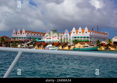 Blick auf den Haupthafen auf Aruba mit Blick vom Boot auf die Stadt und die Boote. Niederländische Provinz mit dem Namen Oranjestad Stockfoto