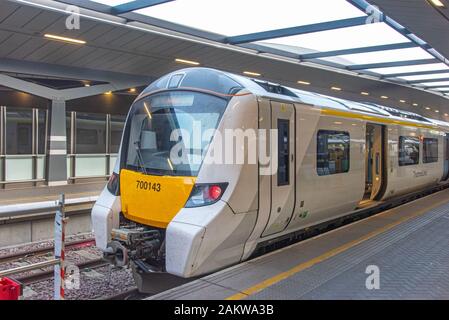 LONDON, Großbritannien - 24 MAR 2019: thameslink Klasse 700 Zug Nr. 700143 an der London Bridge Station. Stockfoto