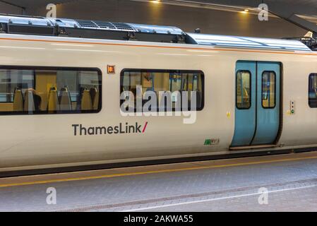 LONDON, Großbritannien - 24 MAR 2019: thameslink Klasse 700 Zug Nr. 700143 an der London Bridge Station. Stockfoto