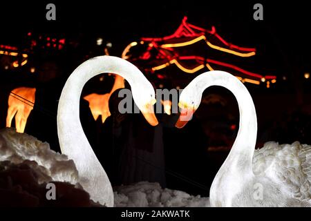 Sanmenxia. 9 Jan, 2020. Foto auf Jan. 9, 2020 zeigt die Ansicht auf eine Laterne Messe an Shanzhou Silo-Cave, einer landschaftlich reizvollen Gegend der alten unterirdischen Wohnungen in Sanmenxia Stadt, die Zentrale China Provinz Henan. Die Laterne Messe Anzeige 118 Laterne Gruppen mit Volkskultur aus hier am Donnerstag trat. Credit: Hao Yuan/Xinhua/Alamy leben Nachrichten Stockfoto