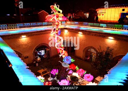 Sanmenxia. 9 Jan, 2020. Foto auf Jan. 9, 2020 zeigt die Ansicht auf eine Laterne Messe an Shanzhou Silo-Cave, einer landschaftlich reizvollen Gegend der alten unterirdischen Wohnungen in Sanmenxia Stadt, die Zentrale China Provinz Henan. Die Laterne Messe Anzeige 118 Laterne Gruppen mit Volkskultur aus hier am Donnerstag trat. Credit: Hao Yuan/Xinhua/Alamy leben Nachrichten Stockfoto