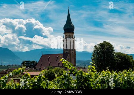 Kirche Kaltern am Kalterner See mit Weinbergen Stockfoto