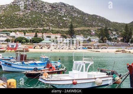 Fischerboote am Hafen von Kalk Bay - Südafrika Stockfoto