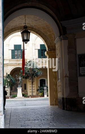 Blick in den Innenhof des Großmeisterpalasts, Valletta, Malta Stockfoto