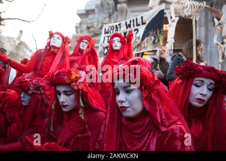 London, UK, Freitag, 10. Jan 2020: Aussterben Rebellion Demonstranten außerhalb des Australischen hohe Kommission auf der Faser in London, verlangen mehr Aktion von der Australischen Regierung und Premierminister Scott Morrison, um den Klimawandel zu verringern und die Berufsfeuerwehr die Buschfeuer derzeit wütet die Australische Landschaft zu bekämpfen. Kredit Anna Watson/Alamy leben Nachrichten Stockfoto