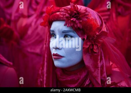 London, UK, Freitag, 10. Jan 2020: Aussterben Rebellion Demonstranten außerhalb des Australischen hohe Kommission auf der Faser in London, verlangen mehr Aktion von der Australischen Regierung und Premierminister Scott Morrison, um den Klimawandel zu verringern und die Berufsfeuerwehr die Buschfeuer derzeit wütet die Australische Landschaft zu bekämpfen. Kredit Anna Watson/Alamy leben Nachrichten Stockfoto