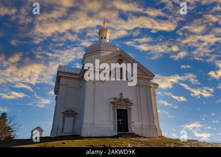 Schöne und berühmte St. Sebastian's-Kapelle (Svaty Kopecek - auf tschechisch) bei Sonnenuntergang. Mikulov, Südmährische Region. Tschechische Republik. Stockfoto