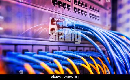 Server Rack mit blauen und roten internet Patchkabel Kabel schwarz Patchpanel in Daten verbundenen Server Zimmer Stockfoto