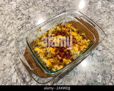 Twoced gebackene Kartoffelauflauf heiß aus dem Ofen auf der Theke, bereit für Familie und Gäste. Stockfoto