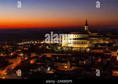 Abendblick Mikulov, Chateau in Mikulov Blick vom Sv. Kopecek. Südmähren, Tschechien. Stockfoto