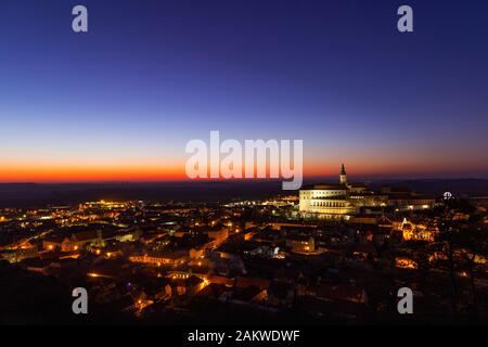 Abendblick Mikulov, Chateau in Mikulov Blick vom Sv. Kopecek. Südmähren, Tschechien. Stockfoto