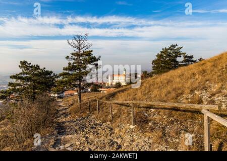 Spur über Mikulov Stadt. Südmährische Region, Tschechien. Stockfoto