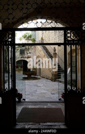 Historische Altstadt von Mdina - Blick im Innenhof des Museums Palazzo Falson, Malta Stockfoto