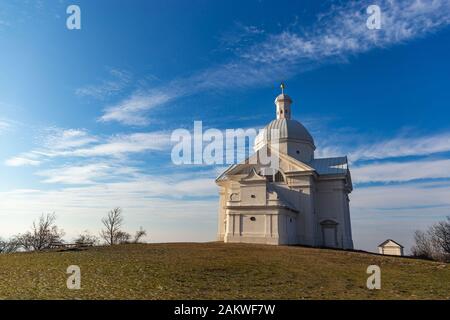 Heiliger Hügel (Svaty Kopecek) mit Kapelle Sankt Sebastian. Mikulov, Südmährische Region. Tschechische Republik. Stockfoto