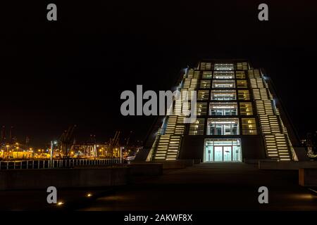 Nahaufnahme in der Nacht von Dockland im Hamburger Hafen am Kreuzfahrtzentrum Altona an der Elbe Stockfoto