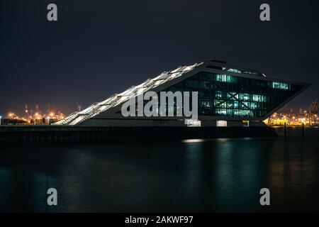 Nahaufnahme in der Nacht von Dockland im Hamburger Hafen am Kreuzfahrtzentrum Altona an der Elbe Stockfoto