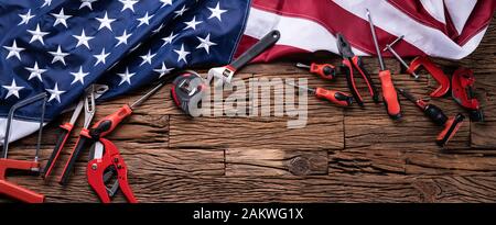 Amerikanische Flagge und die Tools auf hölzernen Hintergrund Stockfoto