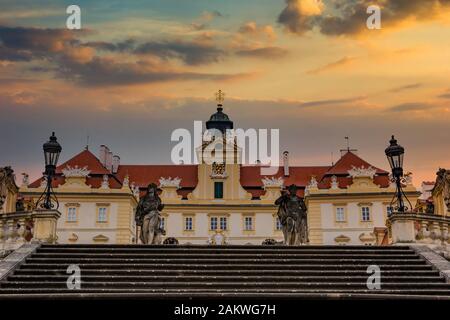 Wunderschöne Burg in Valtice mit wunderbarem Himmel bei Sonnenuntergang, Südmähren, beliebtes Reiseziel in Tschechien. Stockfoto