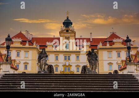 Wunderschöne Burg in Valtice mit wunderbarem Himmel bei Sonnenuntergang, Südmähren, beliebtes Reiseziel in Tschechien. Stockfoto