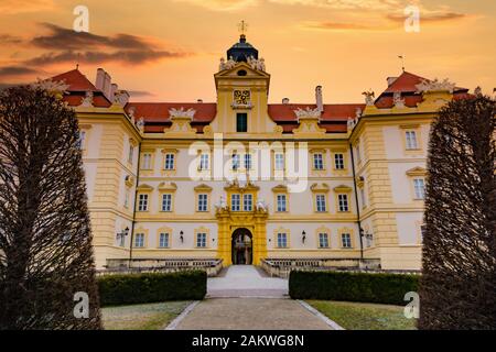 Wunderschöne Burg in Valtice mit wunderbarem Himmel bei Sonnenuntergang, Südmähren, beliebtes Reiseziel in Tschechien. Stockfoto