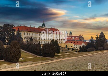 Wunderschöne Burg in Valtice mit wunderbarem Himmel bei Sonnenuntergang, Südmähren, beliebtes Reiseziel in Tschechien. Stockfoto