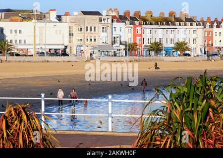 Weymouth. 10. Januar 2020. UK Wetter. Menschen werden immer früh auf, die die meisten von einem trockenen Tag in Weymouth. Kredite in Anspruch zu nehmen: stuart Hartmut Ost/Alamy leben Nachrichten Stockfoto