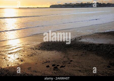 Weymouth. 10. Januar 2020. UK Wetter. Menschen werden immer früh auf, die die meisten von einem trockenen Tag in Weymouth. Kredite in Anspruch zu nehmen: stuart Hartmut Ost/Alamy leben Nachrichten Stockfoto