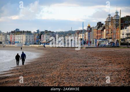 Weymouth. 10. Januar 2020. UK Wetter. Menschen werden immer früh auf, die die meisten von einem trockenen Tag in Weymouth. Kredite in Anspruch zu nehmen: stuart Hartmut Ost/Alamy leben Nachrichten Stockfoto