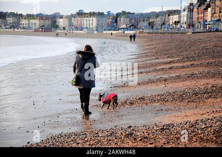 Weymouth. 10. Januar 2020. UK Wetter. Menschen werden immer früh auf, die die meisten von einem trockenen Tag in Weymouth. Kredite in Anspruch zu nehmen: stuart Hartmut Ost/Alamy leben Nachrichten Stockfoto