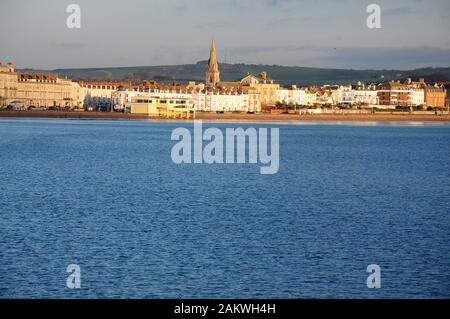 Weymouth. 10. Januar 2020. UK Wetter. Menschen werden immer früh auf, die die meisten von einem trockenen Tag in Weymouth. Kredite in Anspruch zu nehmen: stuart Hartmut Ost/Alamy leben Nachrichten Stockfoto