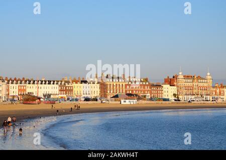 Weymouth. 10. Januar 2020. UK Wetter. Menschen werden immer früh auf, die die meisten von einem trockenen Tag in Weymouth. Kredite in Anspruch zu nehmen: stuart Hartmut Ost/Alamy leben Nachrichten Stockfoto