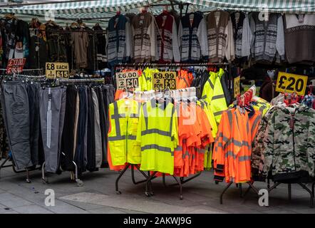 Woolwich, Großbritannien - 4. Oktober 2019: Arbeitskleidung und Jacken an Kleidung Markt im Osten Londons Abschaltdruck Stockfoto