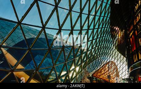 Frankfurt, 30. Dezember 2019: Geschwungenes Glasdach nach innen im Frankfurter Einkaufszentrum myzeil, abstrakte moderne Architektur in Th Stockfoto