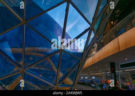 Frankfurt, 30. Dezember 2019: Geschwungenes Glasdach nach innen im Frankfurter Einkaufszentrum myzeil, abstrakte moderne Architektur in Th Stockfoto