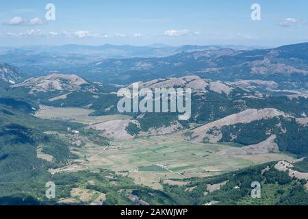 Luftaufnahme aus einem kleinen Flugzeug der grünen Mandrano-Hochebene, in hellem Sommerlicht aus Richtung Westen, Salerno, Kampanien, Italien Stockfoto