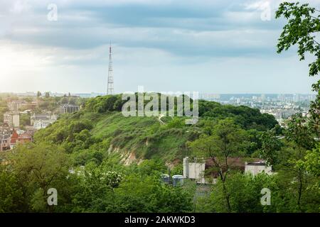 Kiew, Ukraine, 16. Mai 2019. Blick von Kiewer Detinetten auf Zamkova hora (Burghügel) Stockfoto