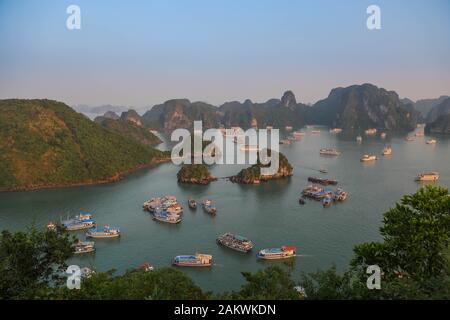 Weitschuss, Hochwinkeliger Blick auf ha Long Bay von Tip Top Island Stockfoto