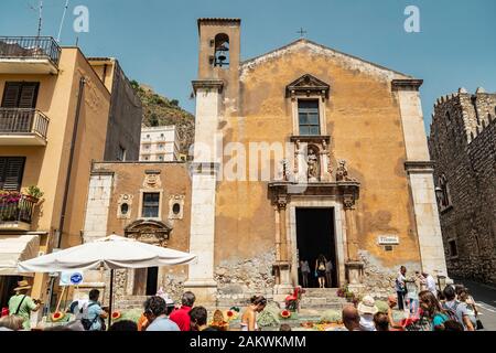 Taormina-Sizilien, Italien - 9. Juli 2019: Außenansicht der Kirche der Heiligen Katharina von Alexandrien in der Altstadt Stockfoto