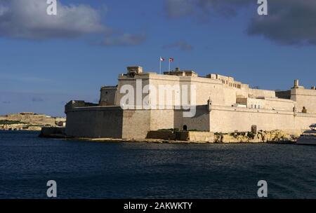 Hafenrundfahrt durch den Grand Harbour - nächtige Festungsmauer von Senglea, Malta Stockfoto