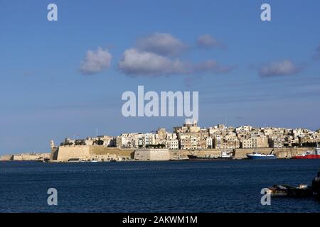 Hafenrundfahrt durch den Grand Harbour - Stadtpanorama von Senglea, Malta Stockfoto