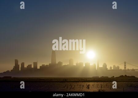 Skyline von San Francisco mit Bay Bridge bei Sonnenuntergang Stockfoto