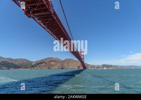 San Franciscos Golden Gate Bridge von unten gesehen, darunter segelnd
