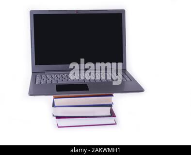 Modernes schlankes Notebook auf einem Stapel Bücher Stockfoto