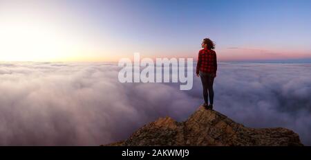 Abenteuer auf einem Rocky Mountain über den Wolken Stockfoto