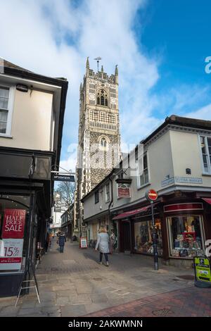 Ipswich Town Centre, Ansicht von kleinen Geschäften entlang Wählen Gasse im Zentrum von Ipswich, mit dem großen Turm der Marienkirche in der Ferne sichtbar, Großbritannien Stockfoto