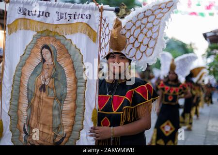 Mexiko, Puerto Vallarta, Jalisco, indigenen Teilnehmer, die an das Festival "Unserer Lieben Frau von Guadalupe' Stockfoto