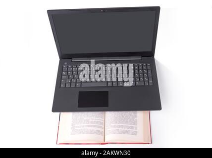 Modernes, schlankes, leichtes Notebook in einem Buch Stockfoto