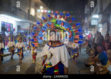 Mexiko, Puerto Vallarta, Jalisco, indigenen Teilnehmer, die an das Festival "Unserer Lieben Frau von Guadalupe' Stockfoto